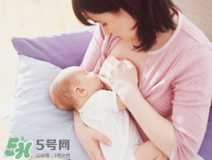母乳喂養(yǎng)的寶寶大便怎樣正常？母乳喂養(yǎng)的寶寶需要補(bǔ)鈣嗎？