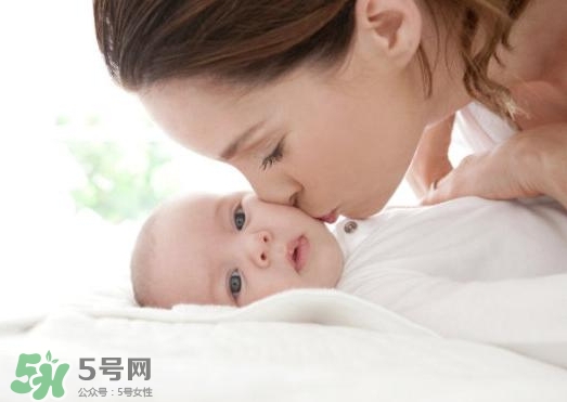 新生兒獨自睡覺好嗎？新生兒要跟父母睡嗎？