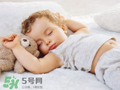 寶寶睡覺(jué)出汗多是什么原因？寶寶睡覺(jué)的常見(jiàn)誤區(qū)