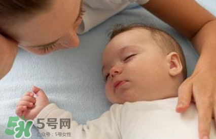 寶寶睡覺搖頭怎么回事？寶寶睡覺搖頭是缺鈣嗎？