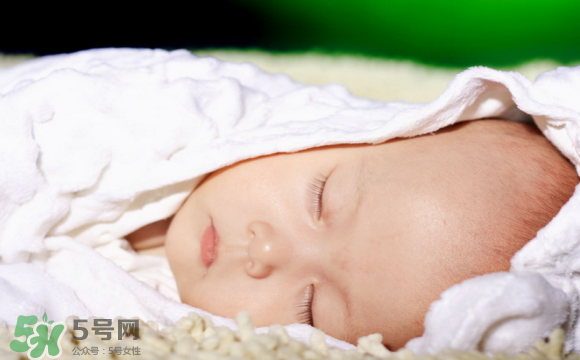 寶寶睡覺頭出汗是熱嗎？寶寶睡覺頭出汗是怎么回事？
