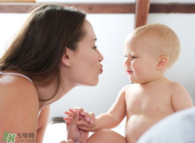 新生兒獨自睡覺好嗎？新生兒要跟父母睡嗎？