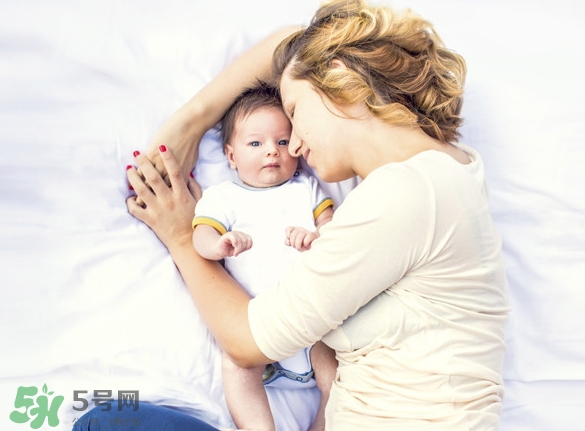 新生兒獨自睡覺好嗎？新生兒要跟父母睡嗎？