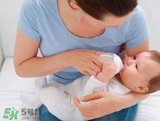 母乳喂養(yǎng)的寶寶需要喂水嗎？母乳喂養(yǎng)的重要性