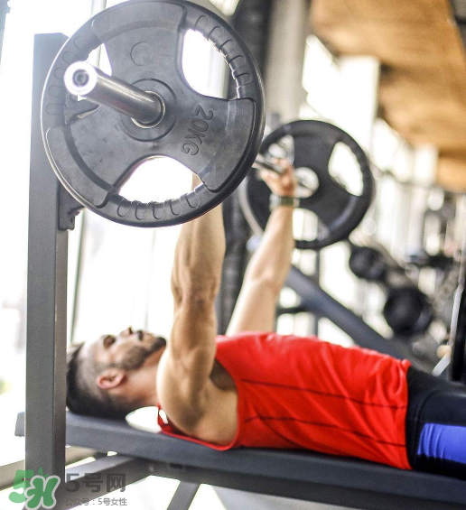 臥推怎么加重量？臥推力量提升竅門