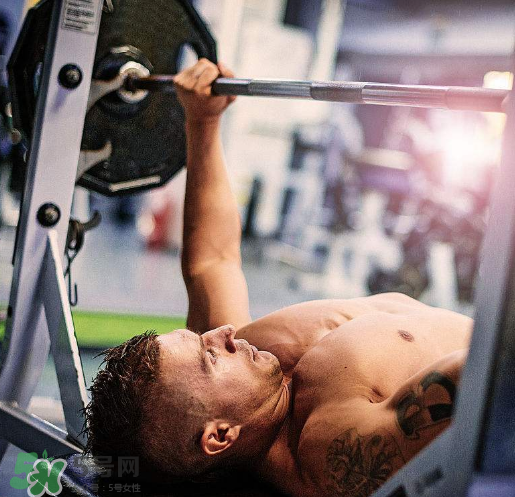 臥推怎么加重量？臥推力量提升竅門