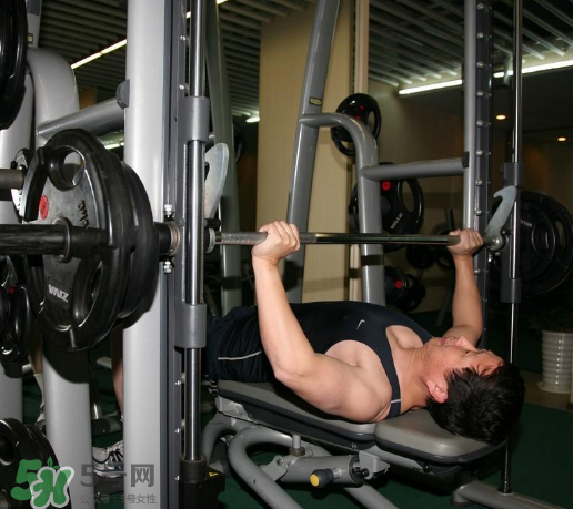臥推怎么加重量？臥推力量提升竅門