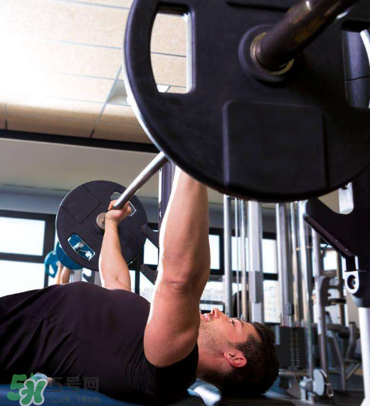 臥推多少公斤合格？臥推高手重量曝光