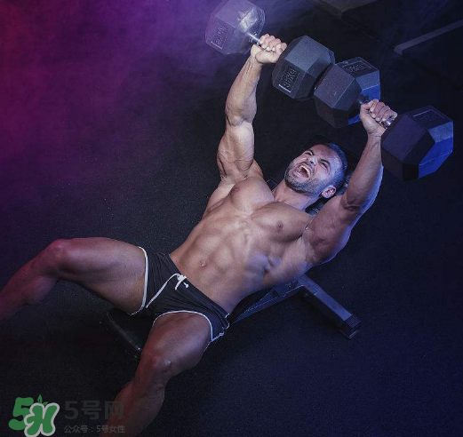 臥推多少公斤合格？臥推高手重量曝光