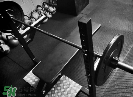 臥推怎么用胸肌發(fā)力？臥推發(fā)力技巧