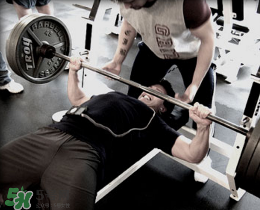 臥推怎么用胸肌發(fā)力？臥推發(fā)力技巧