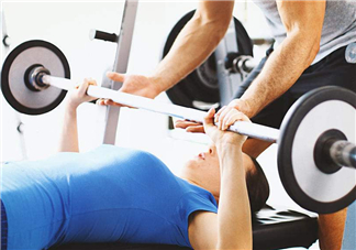 臥推多少公斤合格？臥推高手重量曝光