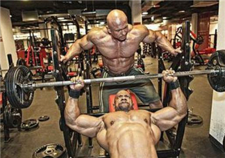 臥推用杠鈴還是啞鈴好？杠鈴臥推和啞鈴臥推的區(qū)別