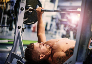 臥推怎么加重量？臥推力量提升竅門