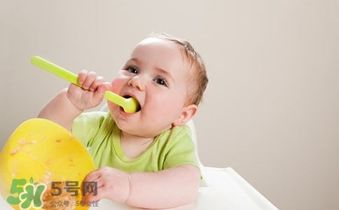 寶寶發(fā)燒出汗可以蓋被子嗎？寶寶發(fā)燒出汗了會(huì)退燒嗎？