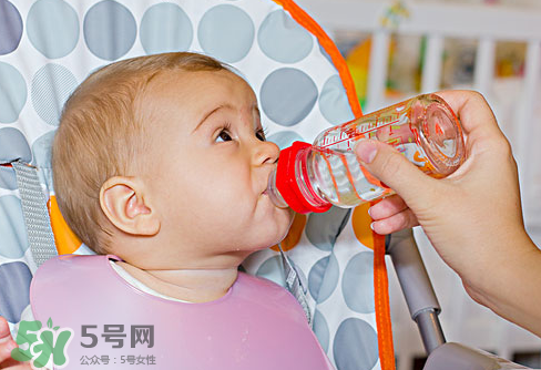 寶寶能喝礦泉水嗎？礦泉水寶寶適合寶寶喝嗎？