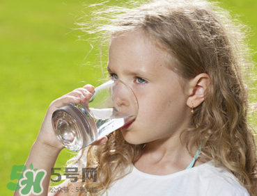 寶寶能喝礦泉水嗎？礦泉水寶寶適合寶寶喝嗎？