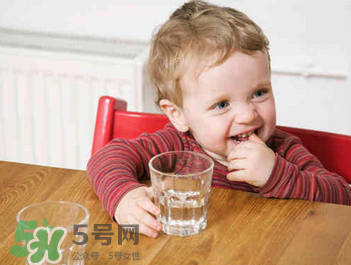 寶寶喝礦泉水好還是自來水好？寶寶喝哪種水好？