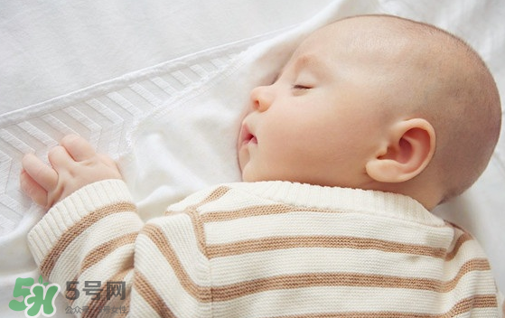 新生兒要多抱抱嗎？新生兒應(yīng)該是多抱還是多躺？