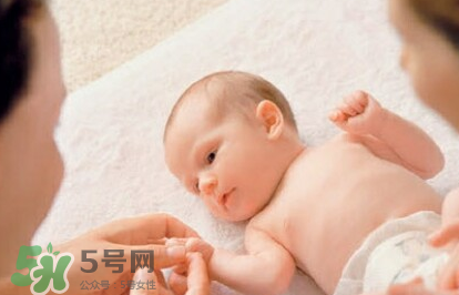 新生兒要多抱抱嗎？新生兒應(yīng)該是多抱還是多躺？