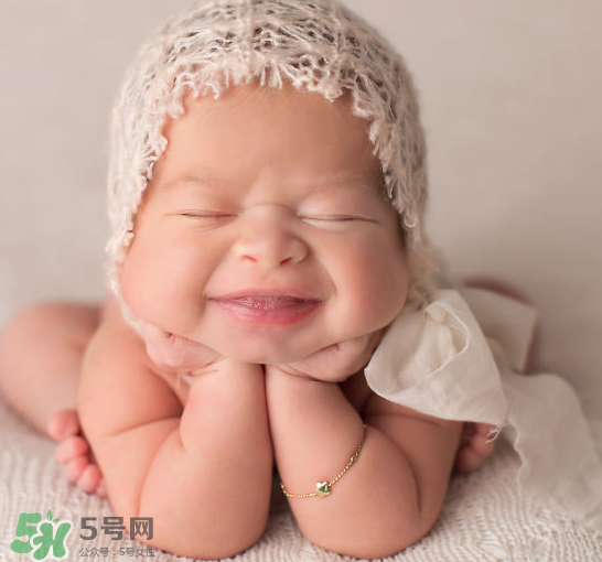 新生兒要多抱抱嗎？新生兒應(yīng)該是多抱還是多躺？