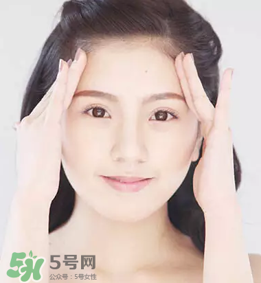 抬頭紋太重怎么辦？撫平抬頭紋只需這幾招