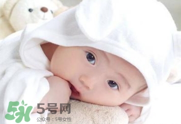 寶寶發(fā)燒睡著了要叫醒吃藥嗎？9個(gè)處理寶寶發(fā)燒的辦法