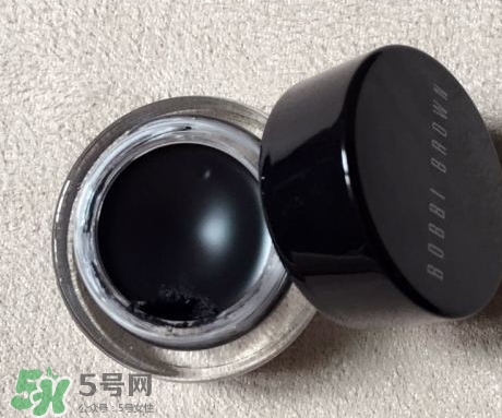 眼線膏要沾水嗎？用干刷子還是濕刷子