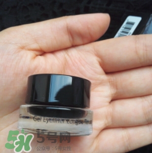 眼線膏要沾水嗎？用干刷子還是濕刷子