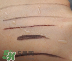 眼線膏要沾水嗎？用干刷子還是濕刷子