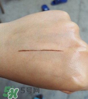 眼線膏要沾水嗎？用干刷子還是濕刷子