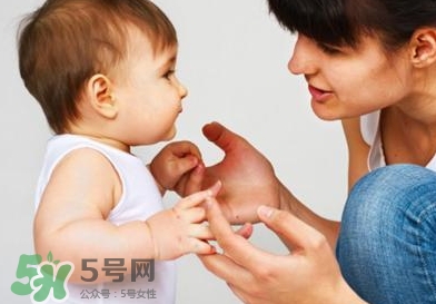 寶寶說話早晚和智力有關(guān)系嗎？寶寶說話晚怎么辦？