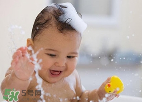 新生兒痤瘡多久會好？新生兒痤瘡能用百多邦嗎？