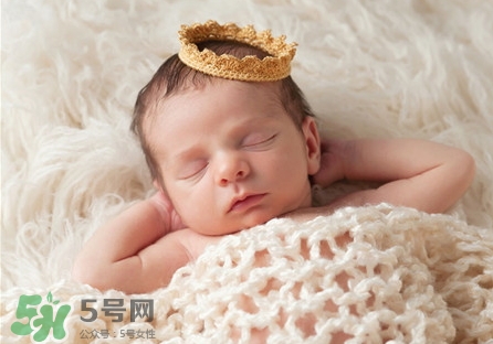 新生兒怎么睡覺(jué)姿勢(shì)正確？新生兒怎么睡頭型好看？