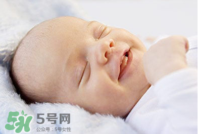 寶寶發(fā)燒出汗可以蓋被子嗎？寶寶發(fā)燒出汗了會(huì)退燒嗎？