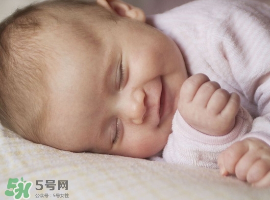 寶寶睡覺為什么會(huì)笑？寶寶睡覺笑出聲是做夢(mèng)了嗎？