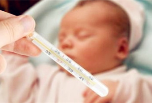 寶寶發(fā)燒睡著了要叫醒吃藥嗎？9個(gè)處理寶寶發(fā)燒的辦法