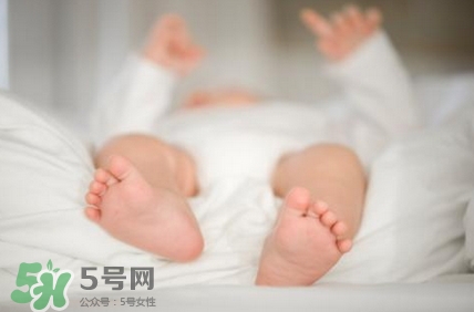 寶寶發(fā)燒睡著了要叫醒吃藥嗎？9個(gè)處理寶寶發(fā)燒的辦法