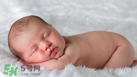 新生兒怎么睡覺(jué)姿勢(shì)正確？新生兒怎么睡頭型好看？
