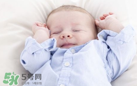 寶寶睡覺為什么會笑？寶寶睡覺笑出聲是做夢了嗎？
