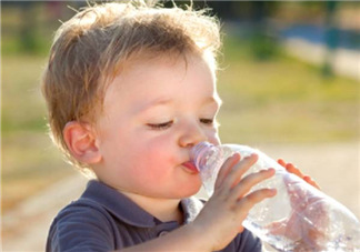 寶寶能喝礦泉水嗎？礦泉水寶寶適合寶寶喝嗎？