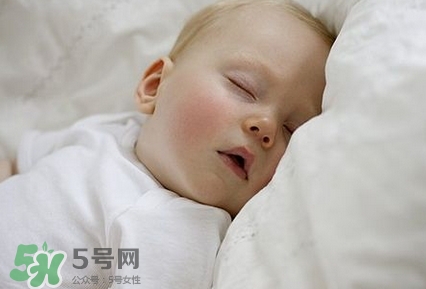 寶寶發(fā)燒睡著了要叫醒吃藥嗎？9個(gè)處理寶寶發(fā)燒的辦法