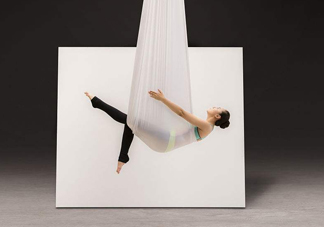 空中瑜伽誰發(fā)明的？空中瑜伽到底有哪些功效