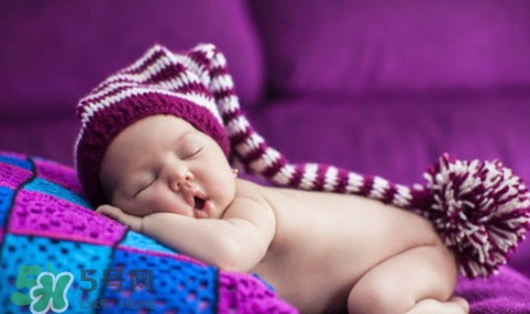 新生兒怎么睡覺(jué)姿勢(shì)正確？新生兒怎么睡頭型好看？