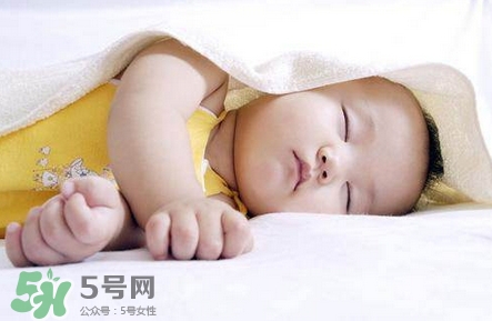 寶寶發(fā)燒睡著了要叫醒吃藥嗎？9個(gè)處理寶寶發(fā)燒的辦法