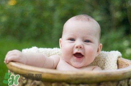 寶寶發(fā)燒睡著了要叫醒吃藥嗎？9個(gè)處理寶寶發(fā)燒的辦法