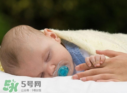 新生兒怎么睡覺(jué)姿勢(shì)正確？新生兒怎么睡頭型好看？