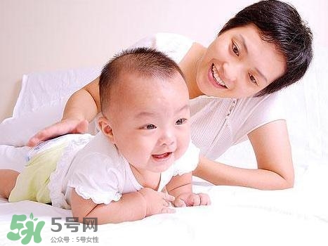 寶寶發(fā)燒出汗可以蓋被子嗎？寶寶發(fā)燒出汗了會(huì)退燒嗎？