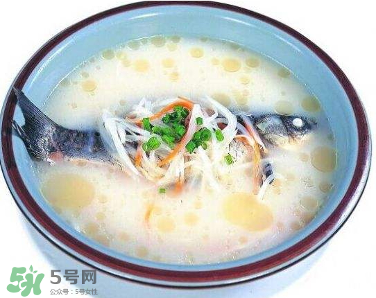鯽魚湯里可以放什么菜最好？鯽魚燉湯放什么菜？