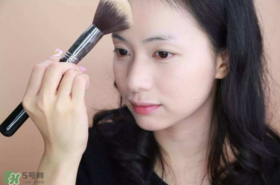 定妝噴霧好還是散粉？定妝噴霧在散粉后用嗎？